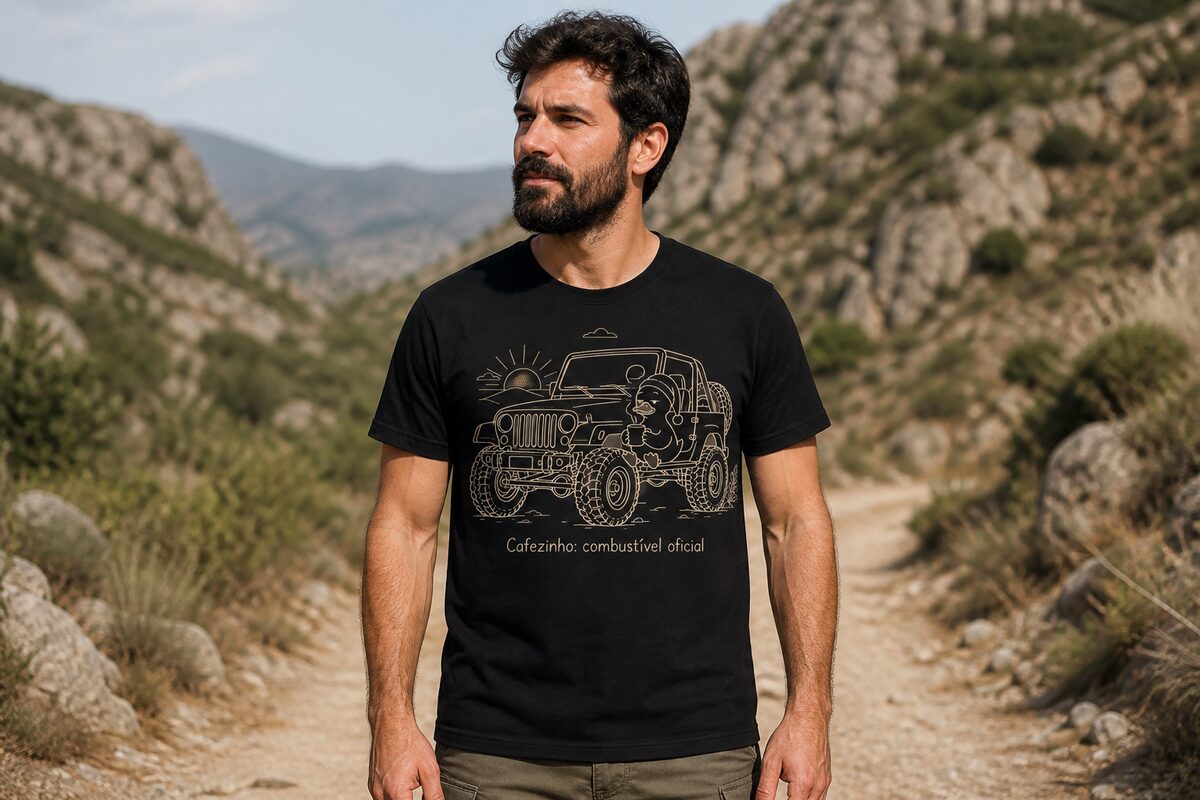 Man on a dawn trail wearing a black tee with the Cafezinho: combustível oficial fine-line print — a sleepy nightcap duck with coffee